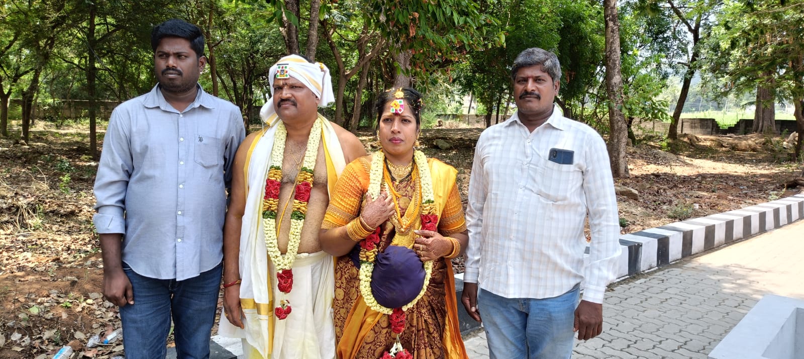 E MOUNIKA & D KUMAR Wedding Couple